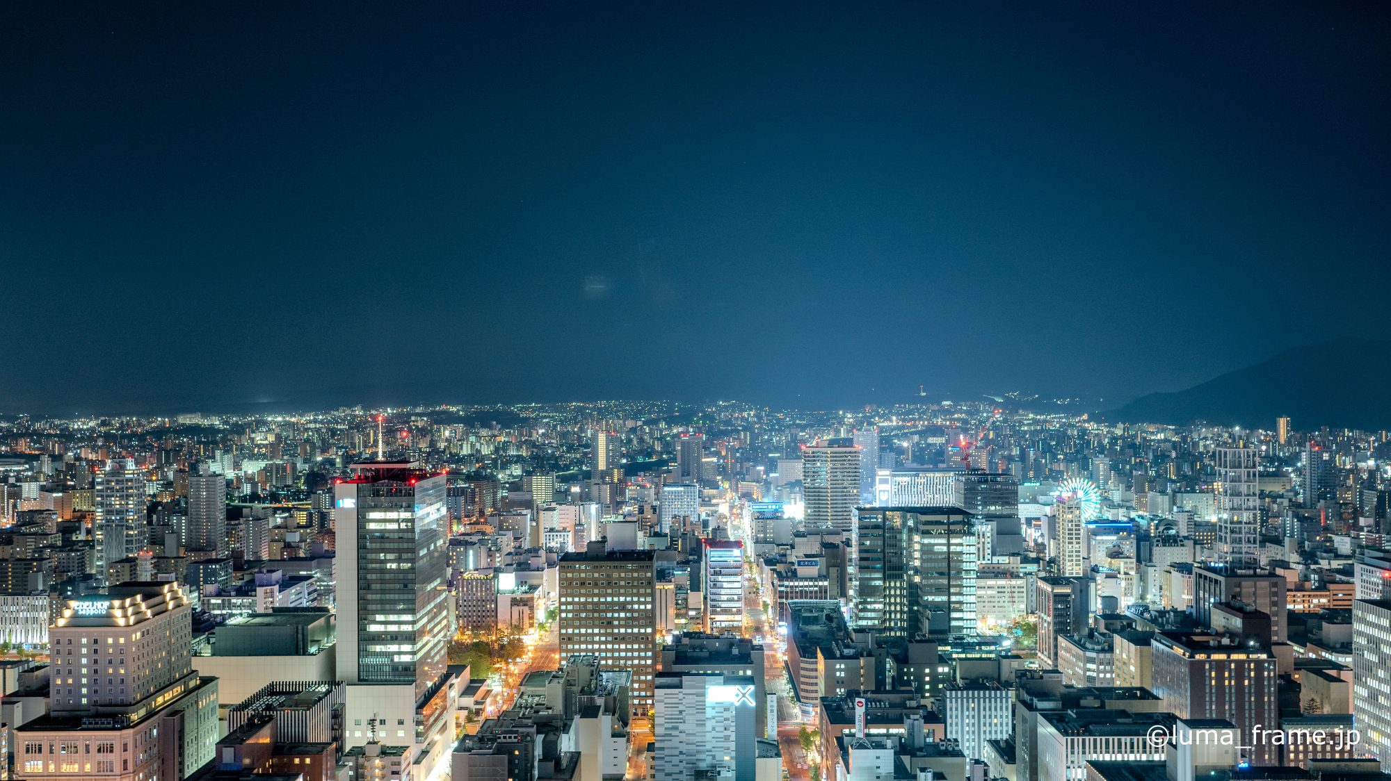 群青の街 / 札幌 JRタワーで撮影した都市写真。Ultramarine City (Nikon Z6III / LUMA Frame)