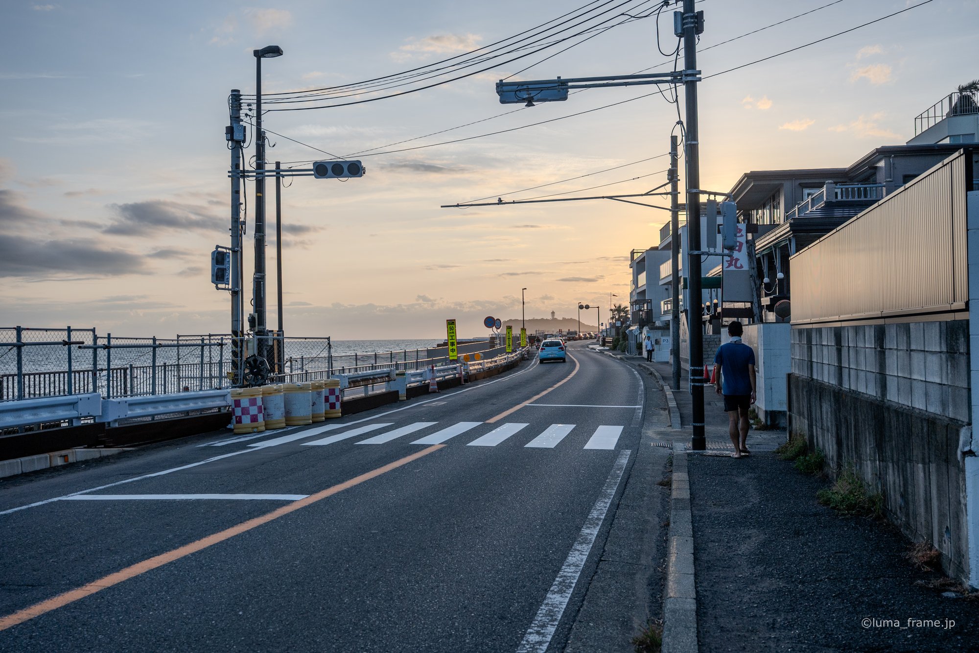 海へ下る道 / 湘南・江ノ島で撮影した風景写真。The Road Down to the Sea (Nikon Z6III / LUMA Frame)