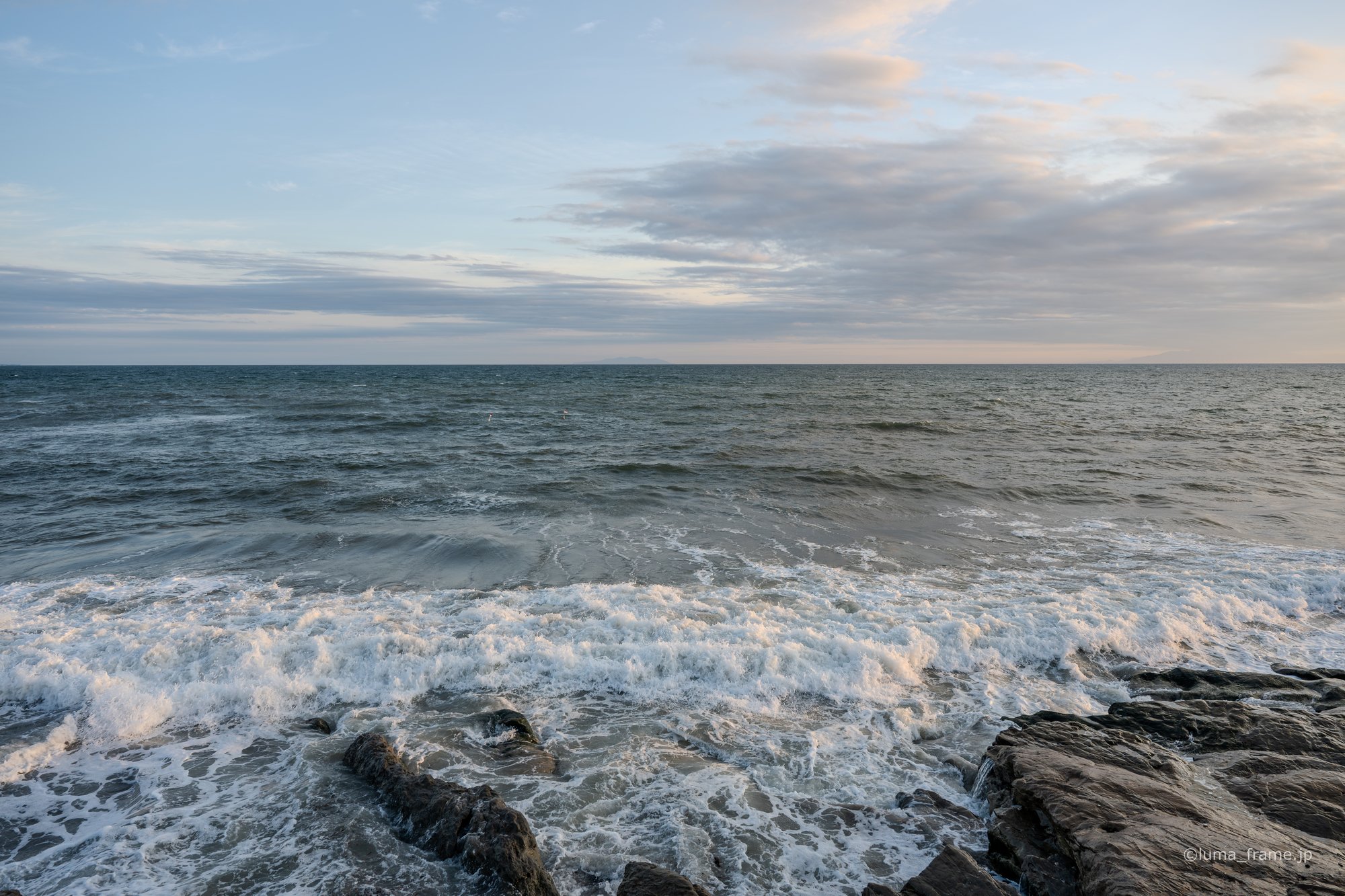 岩を洗う波 / 湘南・江ノ島で撮影した風景写真。Surf on the Rocks (Nikon Z6III / LUMA Frame)