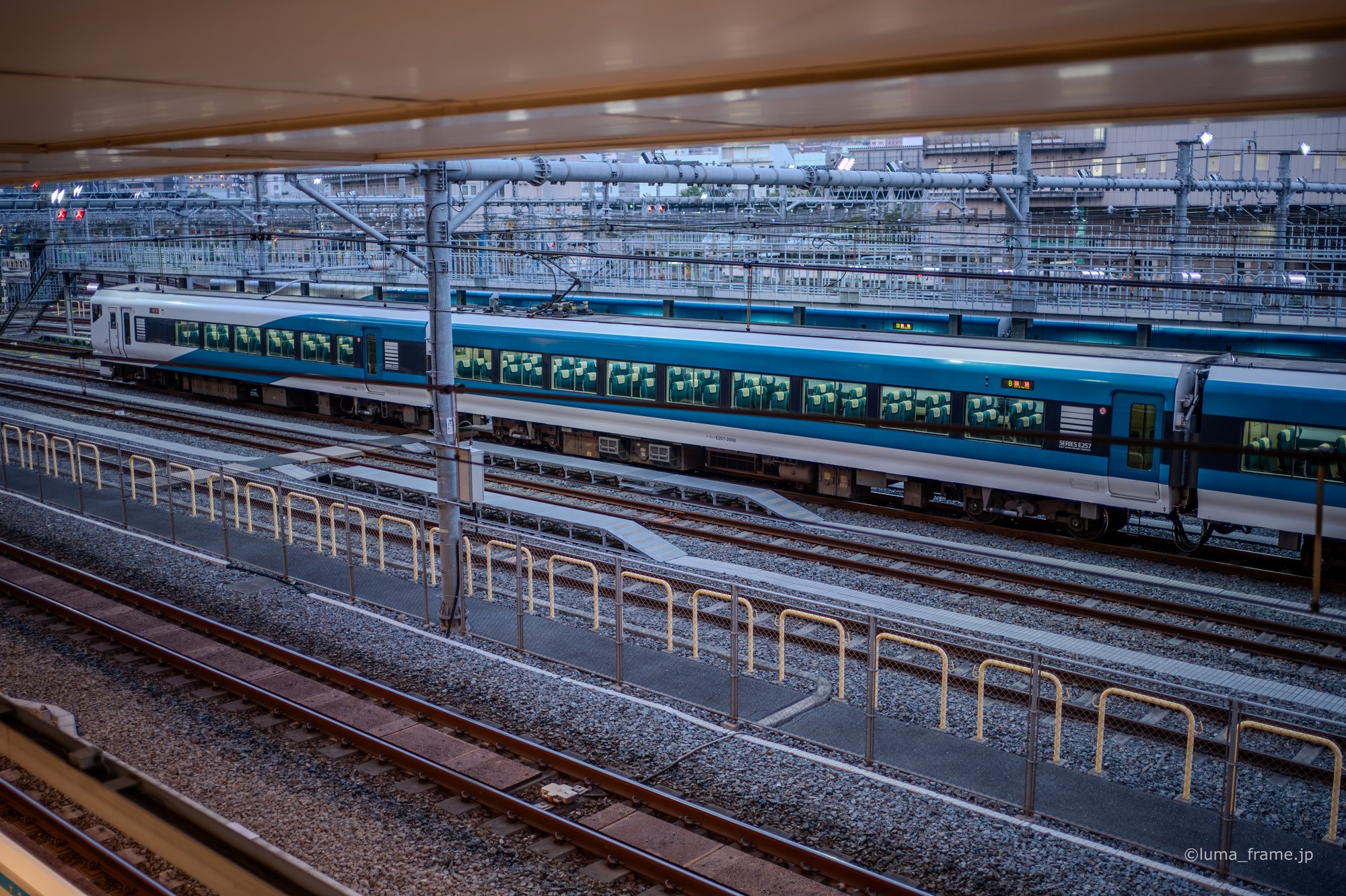 見下ろす線路 / 高輪ゲートウェイで撮影した風景写真。Tracks from Above (Nikon Z6III / LUMA Frame)