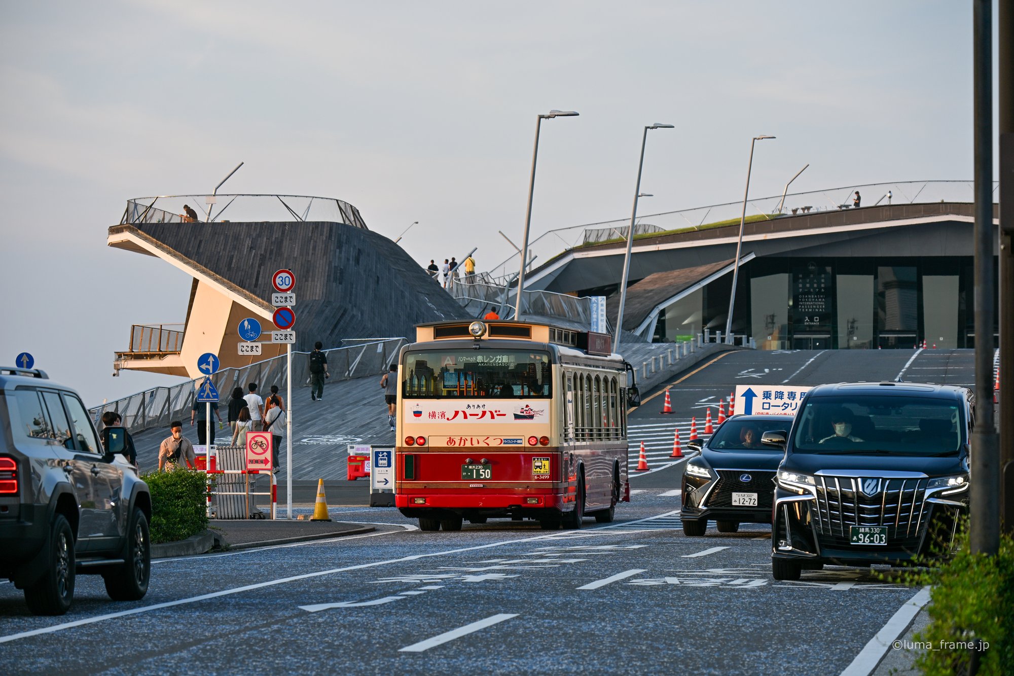 赤い靴のバス / 横浜で撮影したスナップ。The Red Shoes Bus (Nikon Z6III / LUMA Frame)