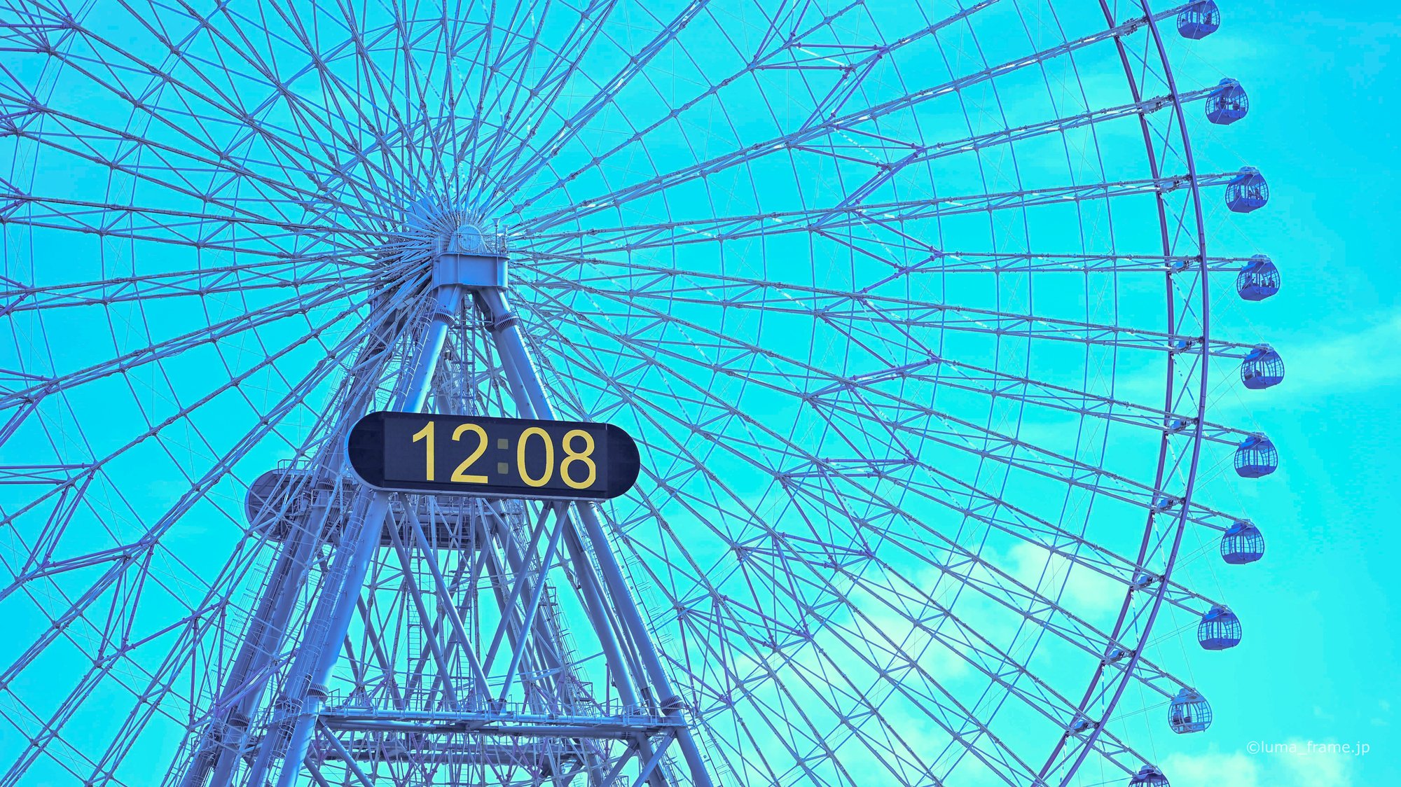 観覧車を見上げる / 横浜で撮影した風景写真。Looking Up at the Wheel (Nikon Z6III / LUMA Frame)