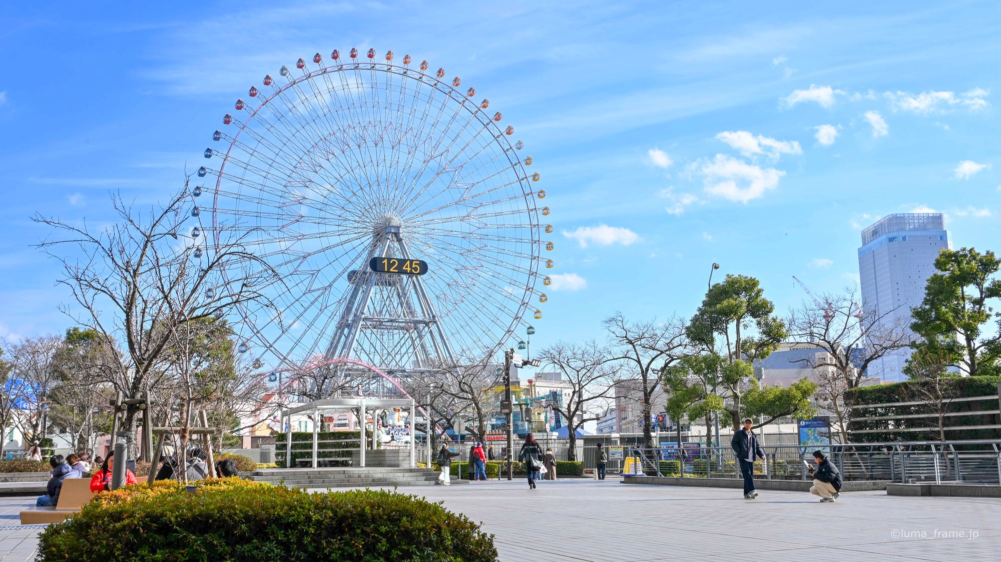 広場と観覧車 / 横浜で撮影した風景写真。The Plaza and the Wheel (Nikon Z6III / LUMA Frame)