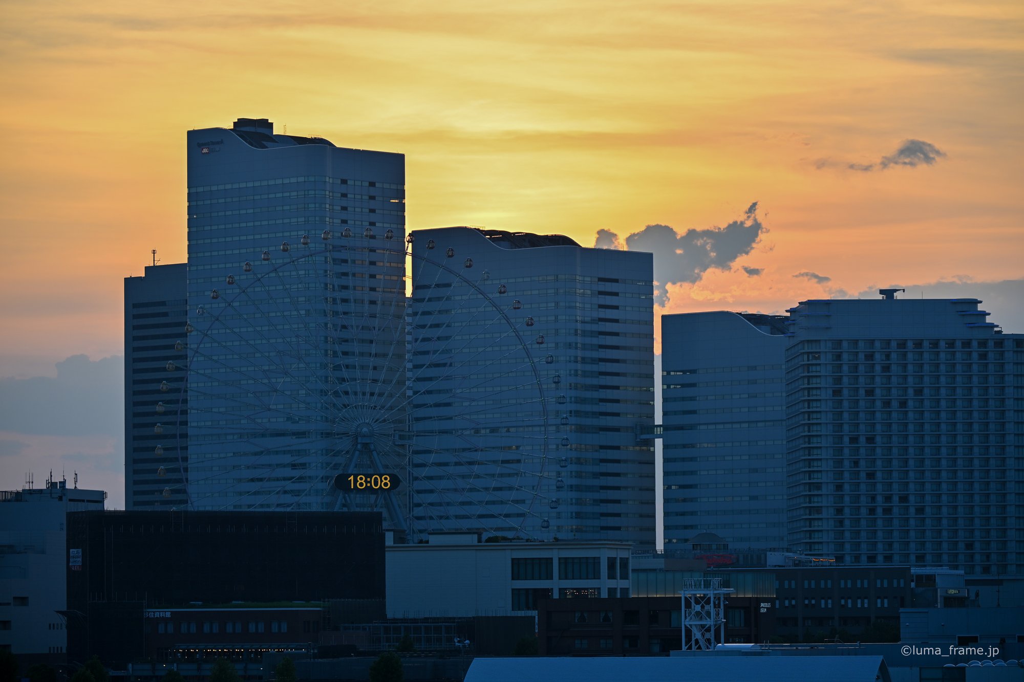 夕焼けの観覧車 / 横浜で撮影した風景写真。The Wheel at Sunset (Nikon Z6III / LUMA Frame)