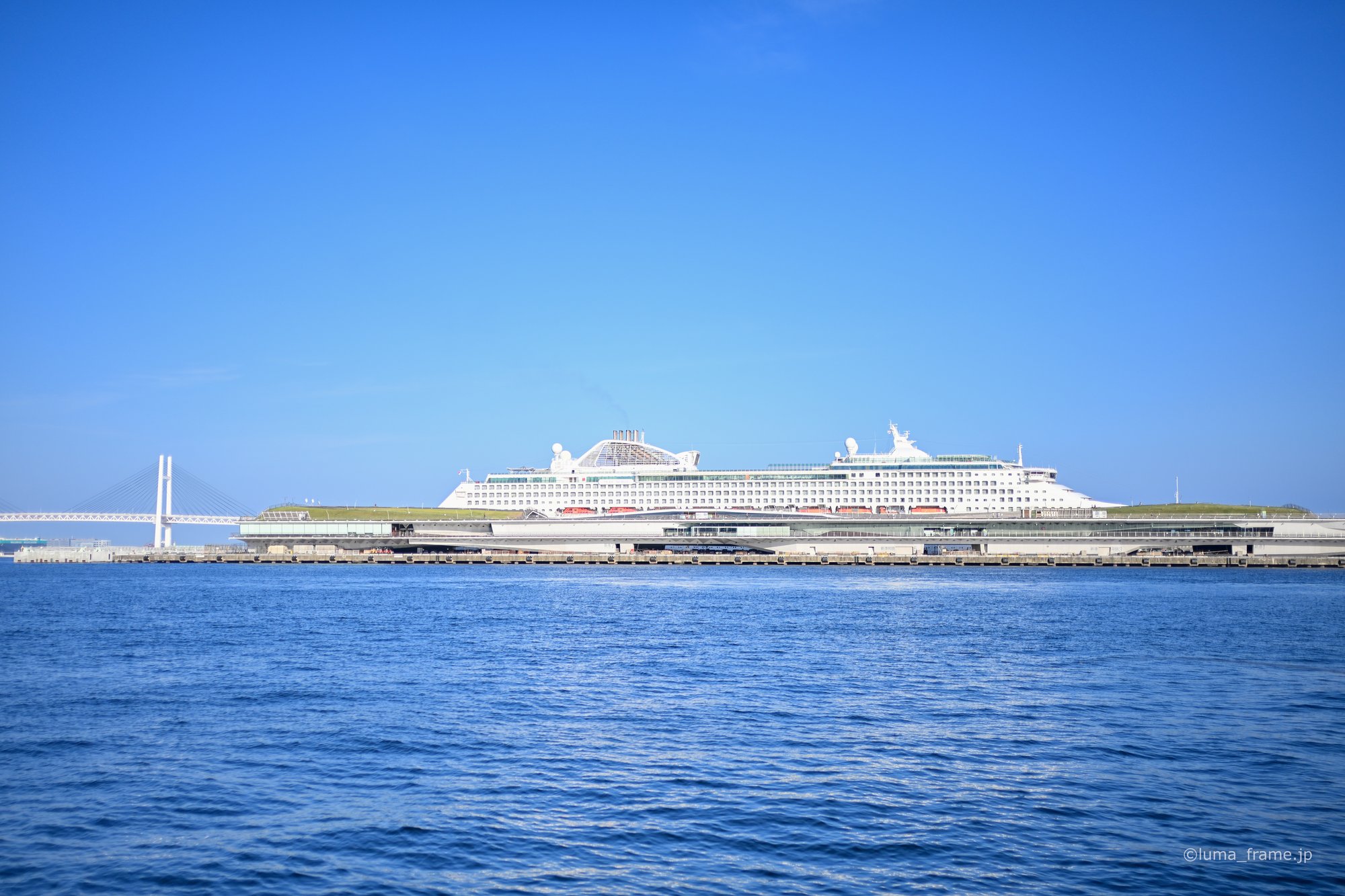 客船とベイブリッジ / 横浜で撮影した風景写真。Liner and Bay Bridge (Nikon Z6III / LUMA Frame)