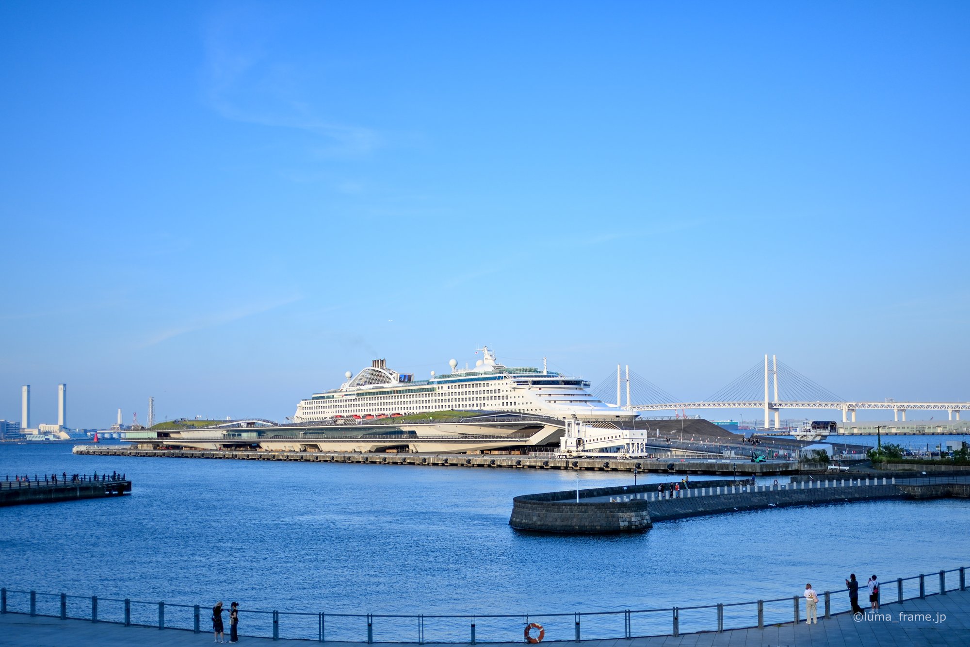 停泊する客船 / 横浜で撮影した風景写真。A Liner at Berth (Nikon Z6III / LUMA Frame)
