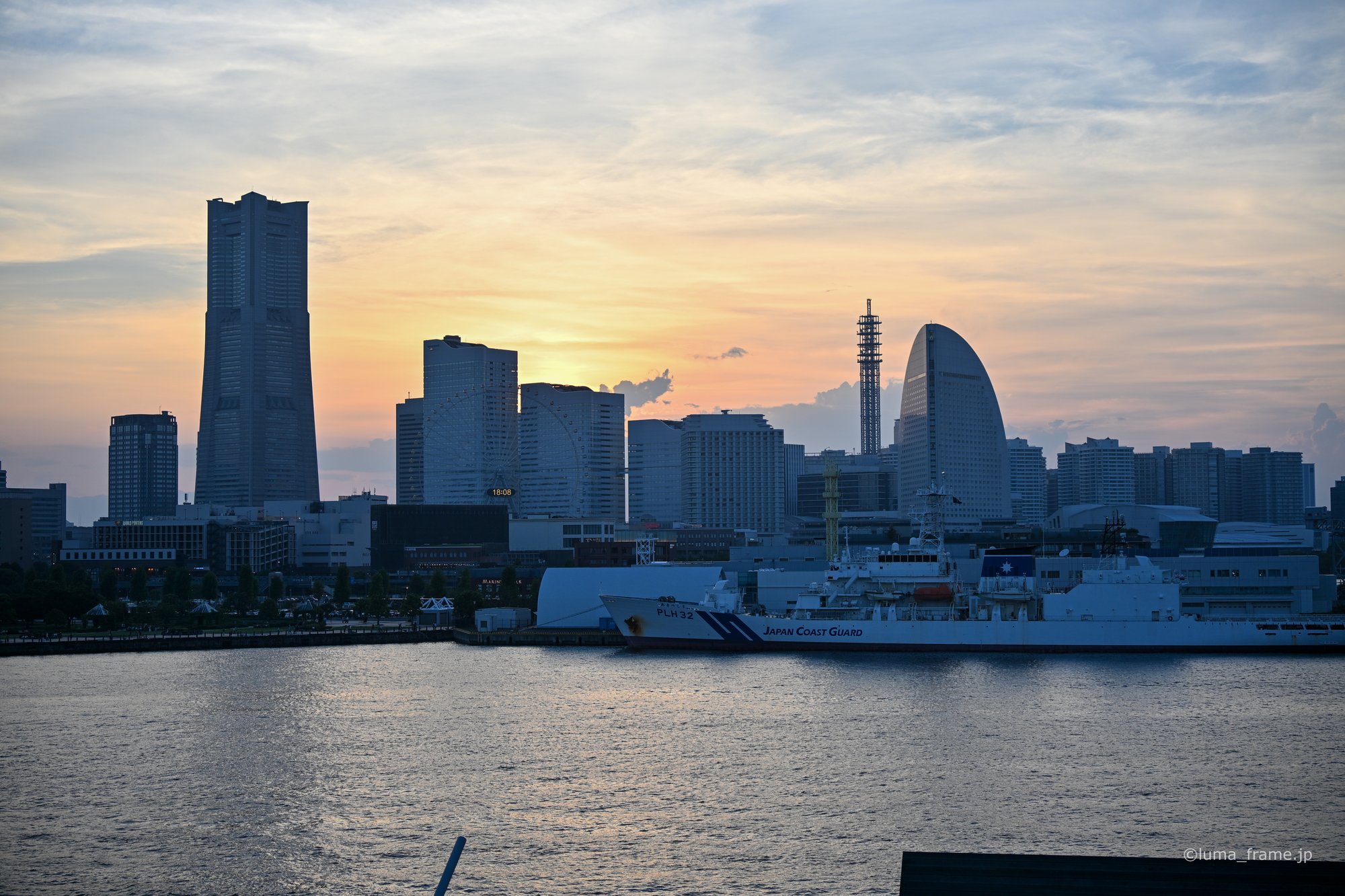 横浜の夕暮れ / 横浜で撮影した風景写真。Yokohama at Dusk (Nikon Z6III / LUMA Frame)