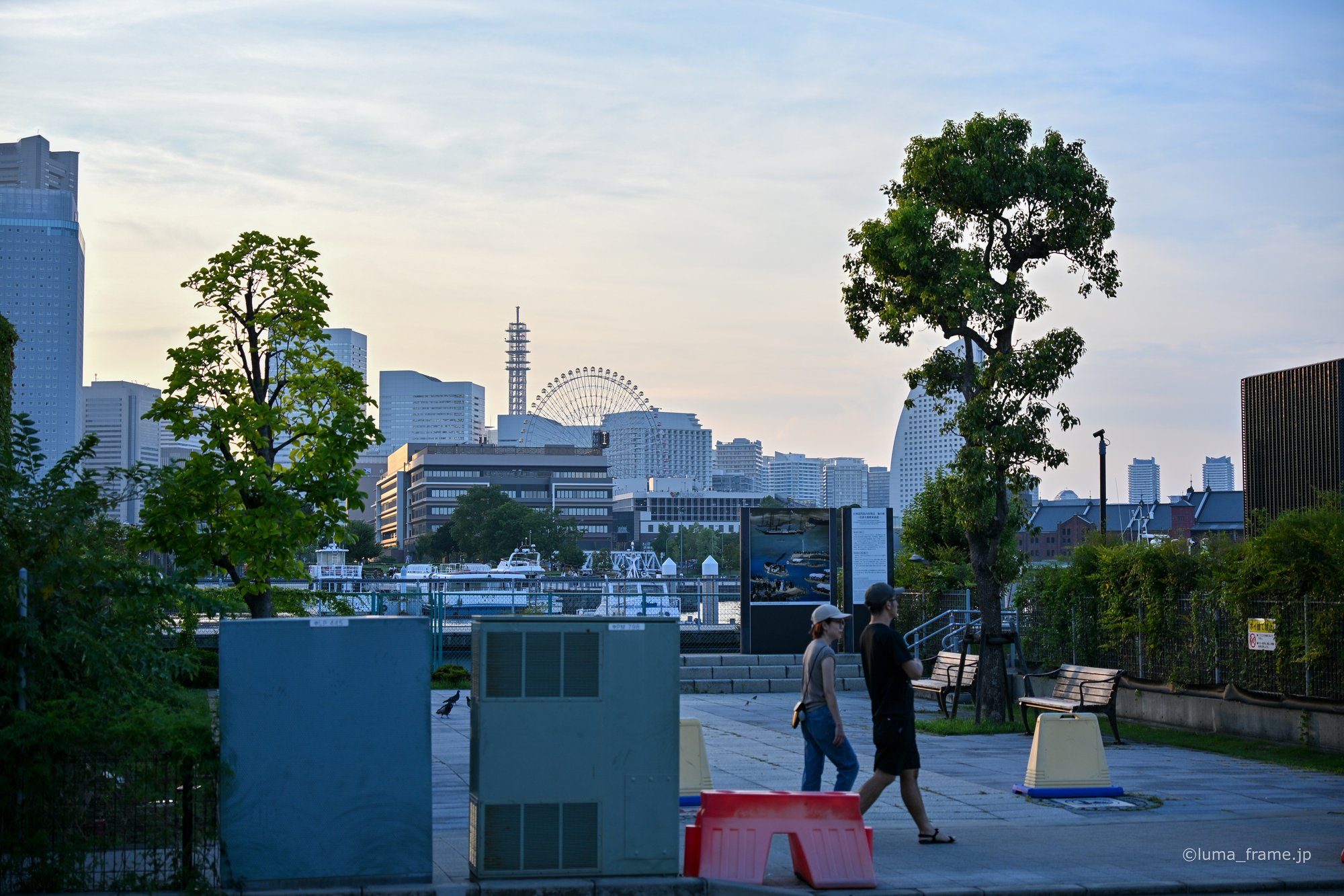 公園越しのみなとみらい / 横浜で撮影した風景写真。Minato Mirai Past the Park (Nikon Z6III / LUMA Frame)