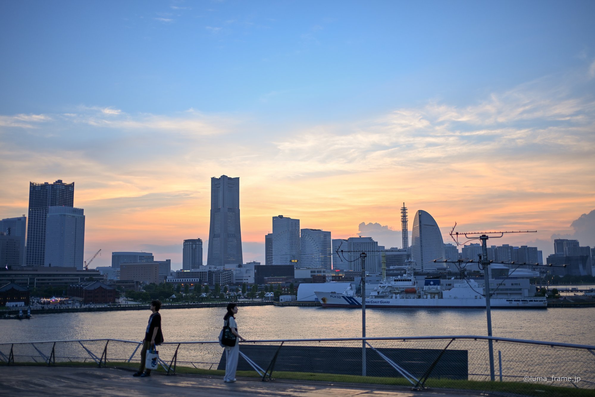 夕景のパノラマ / 横浜で撮影した風景写真。Sunset Panorama (Nikon Z6III / LUMA Frame)