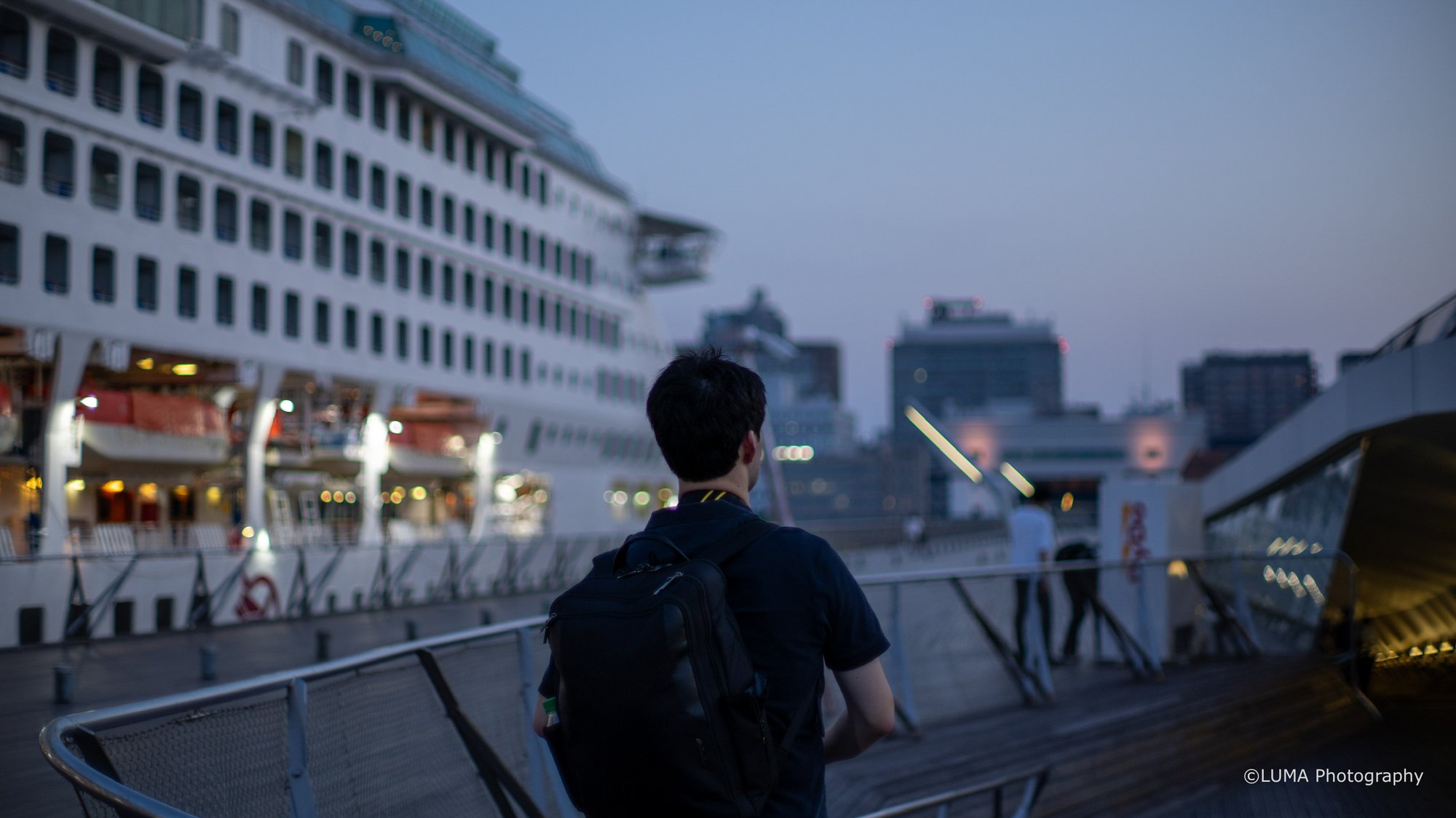 夜の船出を前に / 横浜で撮影したスナップ。Before the Night Voyage (Nikon Z6III / LUMA Frame)