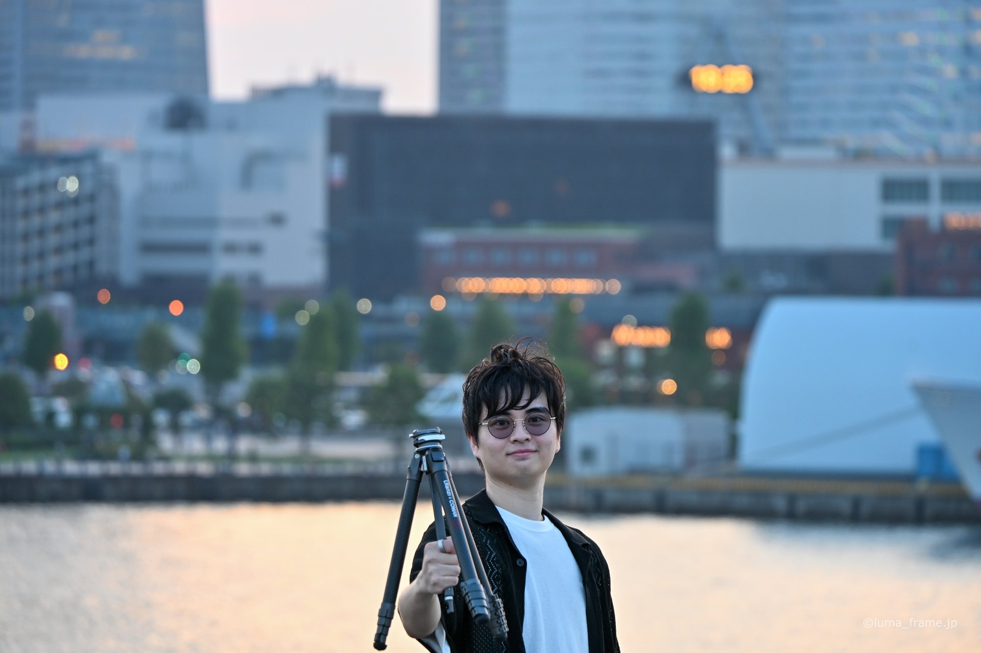 三脚を担いで / 横浜で撮影したスナップ。Carrying the Tripod (Nikon Z6III / LUMA Frame)