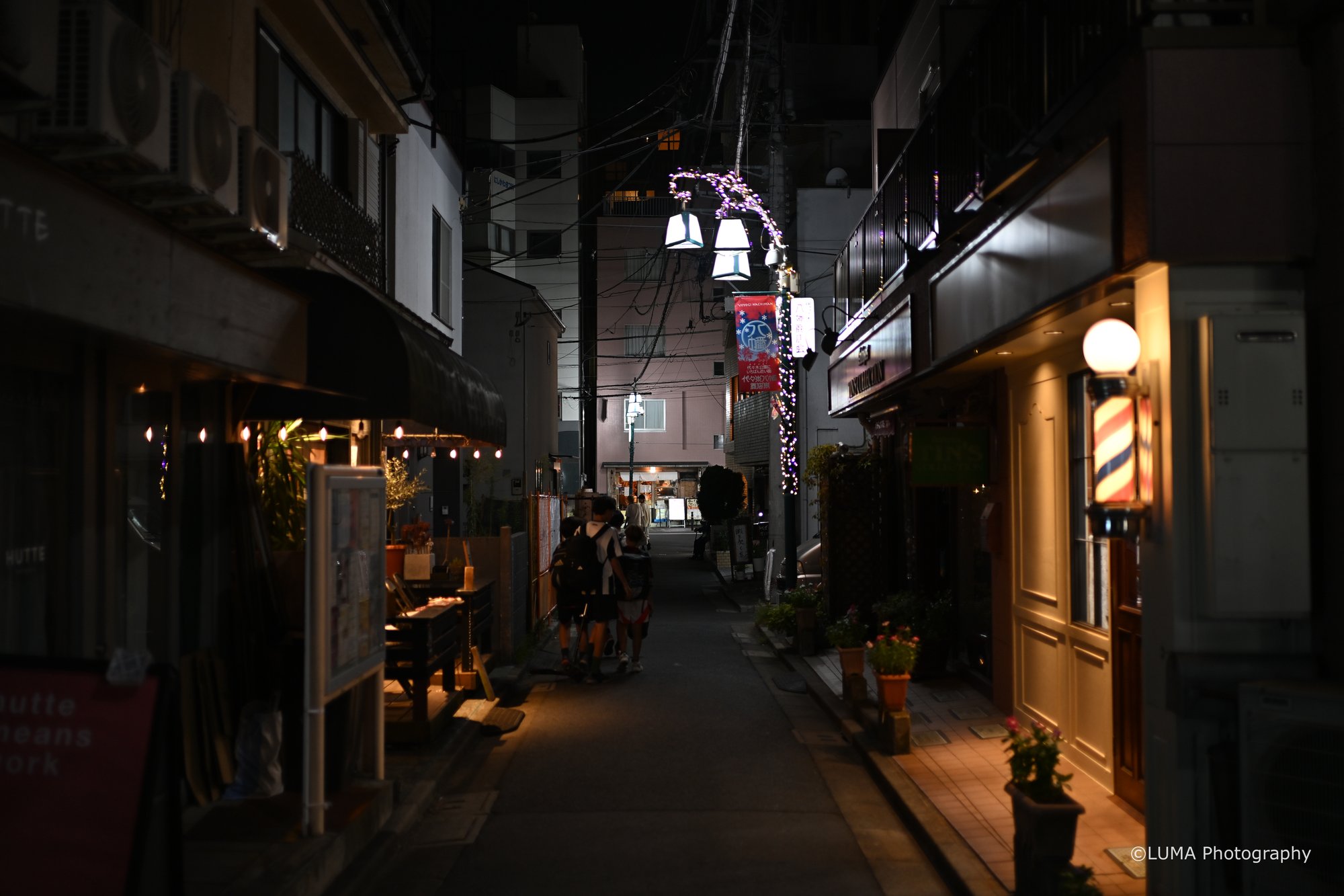 路地裏の夜 / 代々木公園駅裏で撮影した風景写真。Backstreet Night (Nikon Z6III / LUMA Frame)