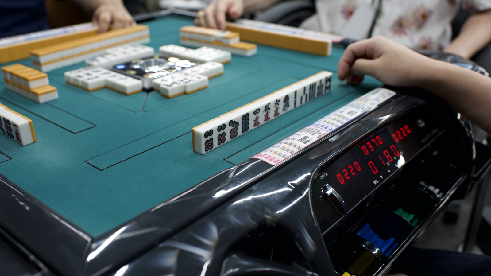 金色の牌に手を伸ばす瞬間のクローズアップ (S.League 24)